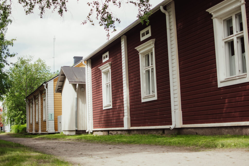 Kuva hirsirakennuksista Torniossa.
